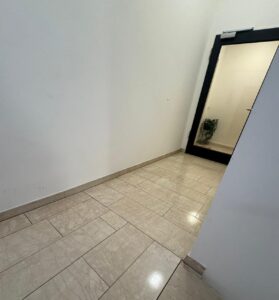 Hausflur und Glastür frisch gereinigt